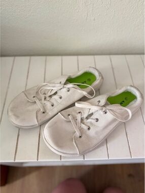 VNANV Wide toed White lace-up canvas sneakers